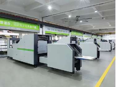 كيف تعمل الأكياس الورقية المخصصة ذات المقابض على تعزيز تجربة العملاء وهوية العلامة التجارية