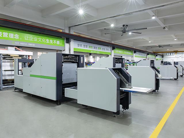 كيف تعمل آلات الأكياس الورقية التلقائية بالكامل على تحويل كفاءة التغليف