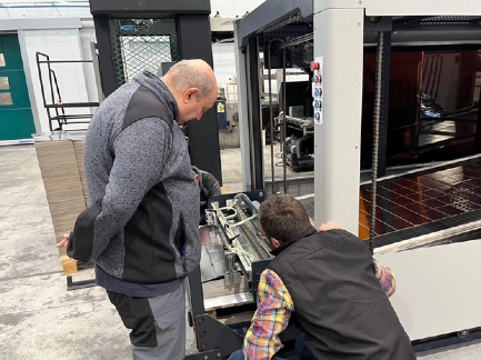 آلة فتحات الورق المقوى: الميزات والتطبيقات الرئيسية في الاستخدام الصناعي