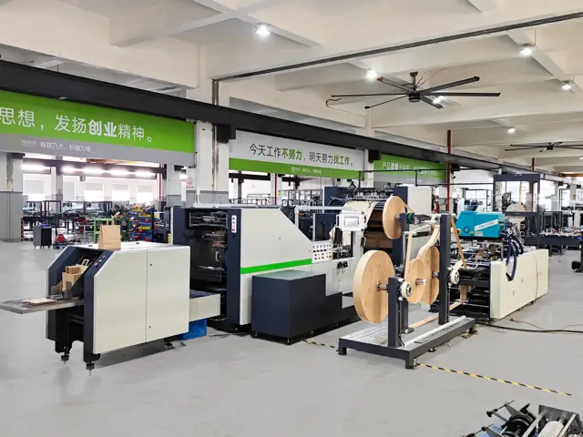 كيف تؤثر آلة تصنيع الأكياس الورقية على اختيار المواد الخام؟